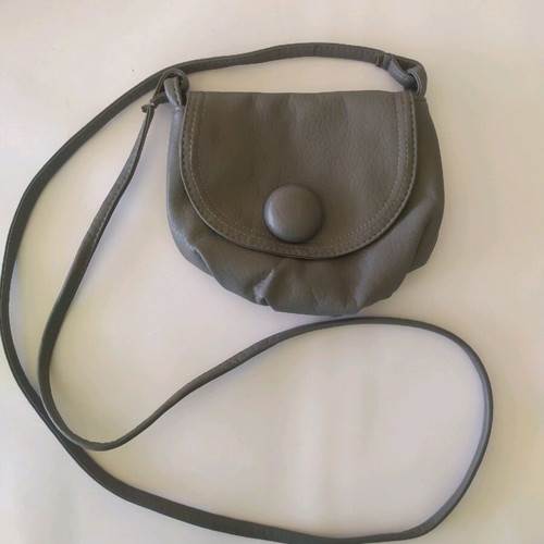Gray crossbody bag like new with long strap and magnetic closure
