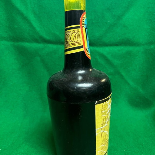 Vintage wine bottle used cigarette… - € 80,00