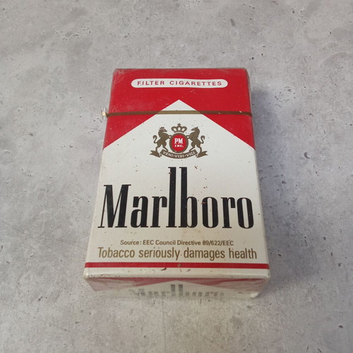 Marlboro red collectible pack from 1990… - € 38,00