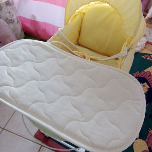 Motherbaby yellow bassinet like new with accessories and anatomical mattress