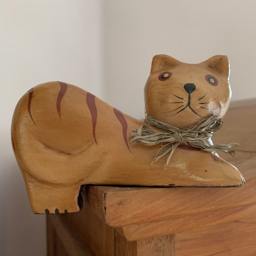 Decorative wooden cat figurine like new, corner sitting design