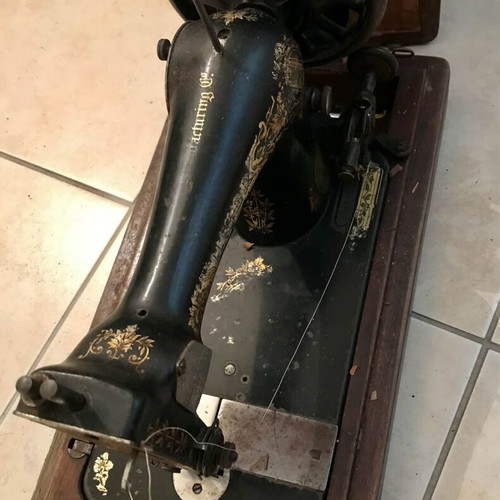 Singer manual sewing machine used, collectible antique 1902 with case