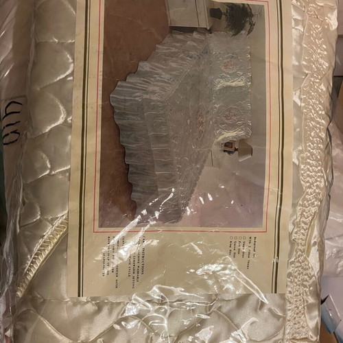Satin quilt and 2 pillowcases new