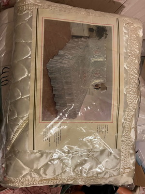 Satin quilt and 2 pillowcases new