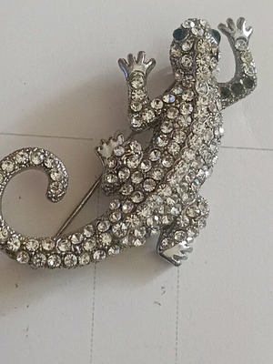 Vintage lizard brooch like new with marcasite and black eyes