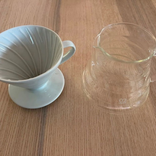 Hario V60 coffee set with ceramic dripper and 600 ml glass carafe like new