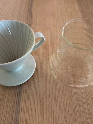 Hario V60 coffee set with ceramic dripper and 600 ml glass carafe like new