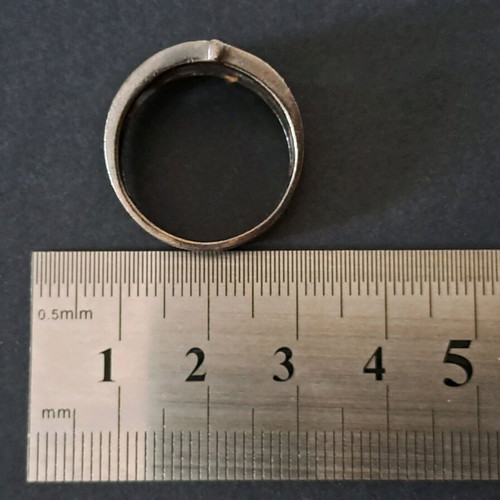 Metal ring like new with intricate decorative pattern