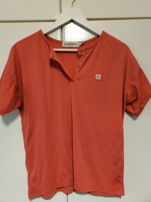Tshirt red with front buttons like new, size M