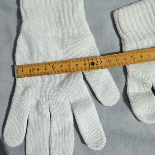 White knitted women's gloves like new