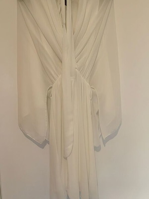 Lynne dress new white size 40 with belt