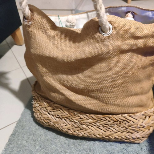 Straw shoulder bag used with pom poms and rope straps beige