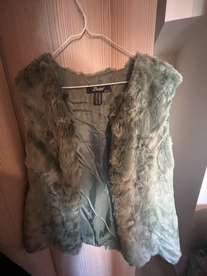 Badoo Fur Sleeveless Vest like new, green size S-M