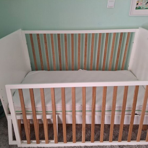 Omni baby crib with 3 mattress height positions and removable rail
