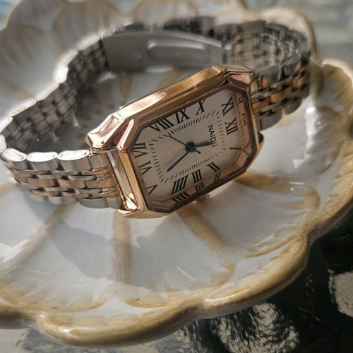 Quartz wristwatch women's new, gold and silver