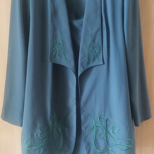 Vintage women's suit in green veraman color like new with embroidery