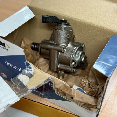 VW Golf GTI mk5 high-pressure pump like new, original Hitachi