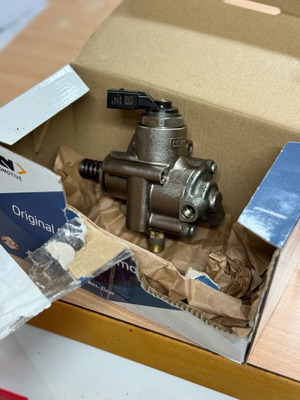 VW Golf GTI mk5 high-pressure pump like new, original Hitachi