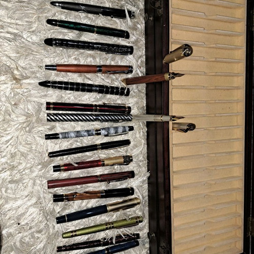 De Agostini collectible pens new, set of 20 with case