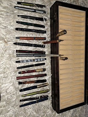 De Agostini collectible pens new, set of 20 with case