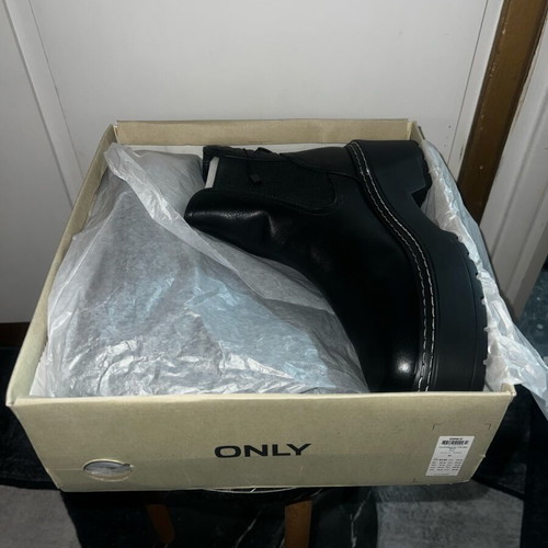 Only women's ankle boots size 41 new, black with white trim
