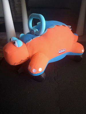 Δεινοσαυρακι με ροδάκια little tikes. 62*35*25 ύψος καθίσματος.