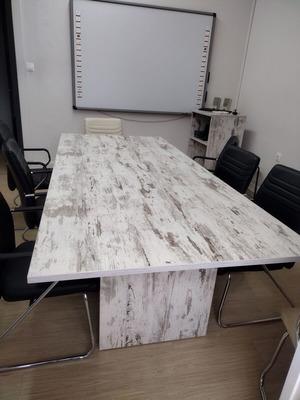 Πωλούνται 4 τραπέζια συνεδριάσεων (250 cm * 110 cm) με επιπλο  υπολογιστή !