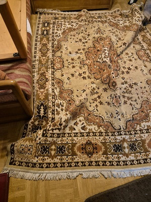 Large handmade rug with embroidery like new, with fringes