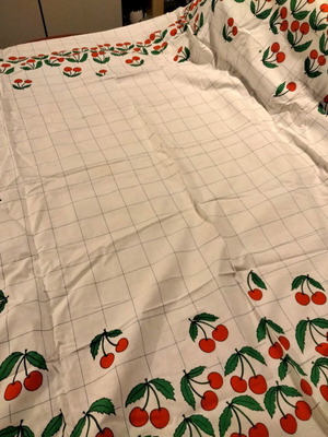 Square cotton tablecloth with cherries like new, 130x130 cm