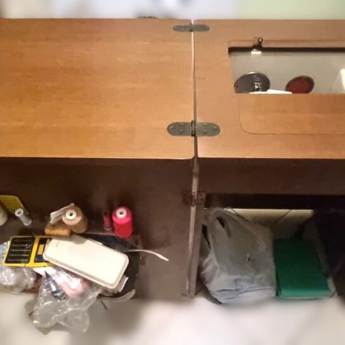 Mercedes sewing machine like new with table base