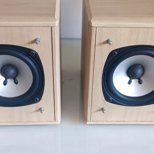 Hitachi bookshelf speakers like new, 8Ω 15W RMS 30W max