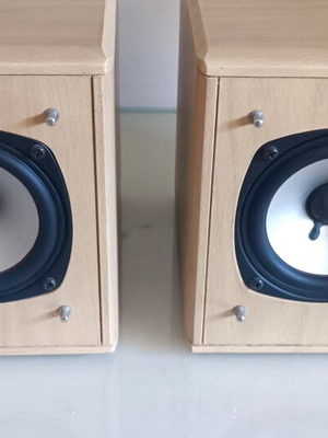 Hitachi bookshelf speakers like new, 8Ω 15W RMS 30W max