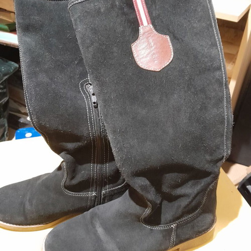 Black suede boots tall like new, size 38