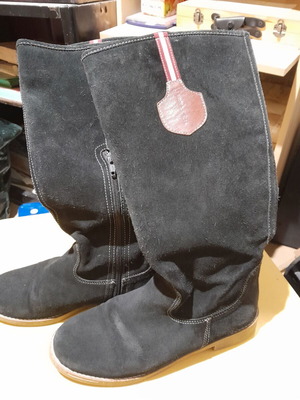 Black suede boots tall like new, size 38