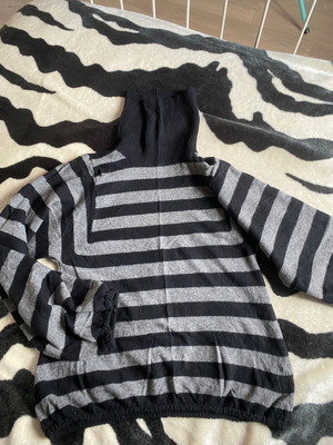 Benetton turtleneck blouse used with stripes and elastic