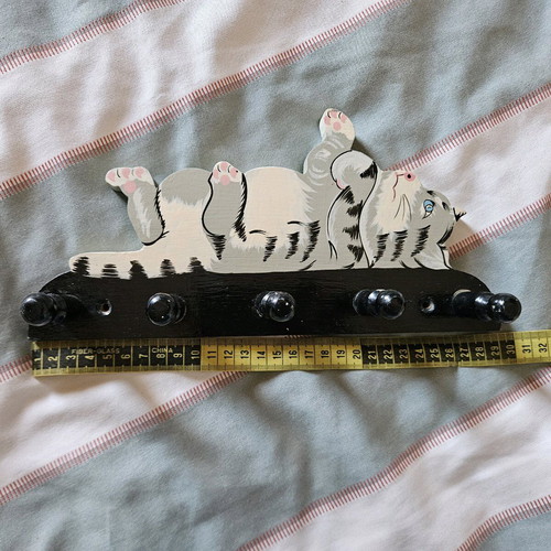 Wooden wall hanger like new with 5 hooks and cat motif