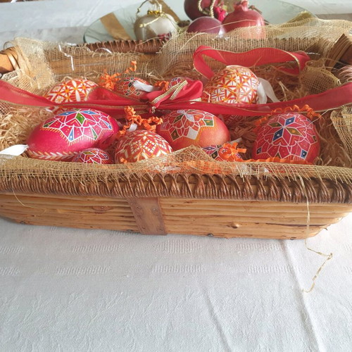 Easter egg basket like new, woven with wooden handles