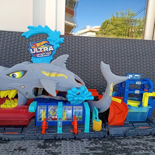 Hotwheels Shark Car Wash playset like new