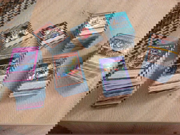Τεράστια συλλογή Κάρτες Yu Gi Oh (σχεδον 1000 καρτες!)