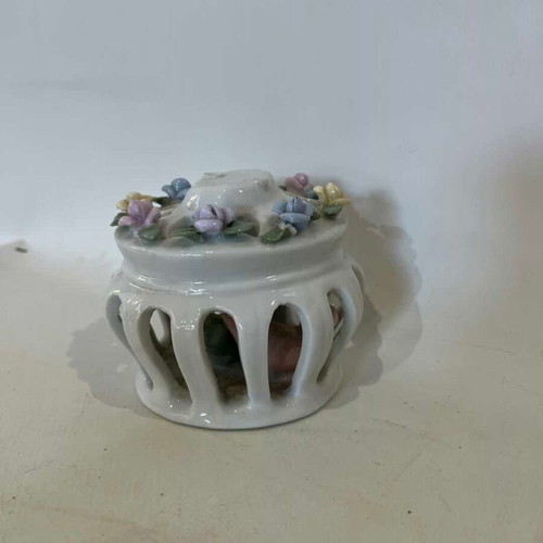 Vintage porcelain decorative figurines set of 3 used, floral details