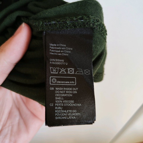 H&M green t-shirt like new with sequin snake design