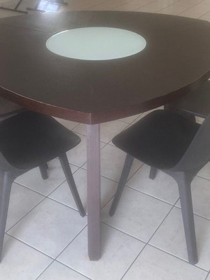 Τραπέζι τραπεζαρίας με 4 καρέκλες σαν καινούργιο