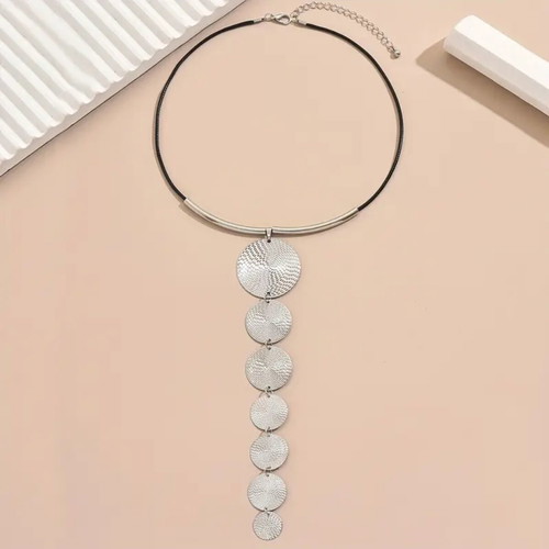 Necklace with geometric design and silver discs, new