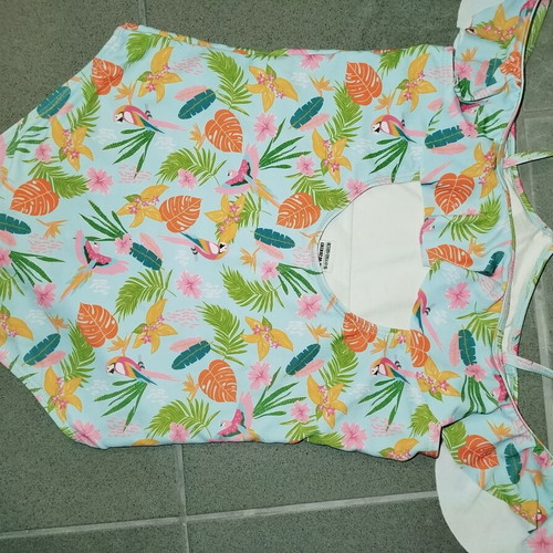 Girls' one-piece swimsuit used, size 10-11 years, colorful