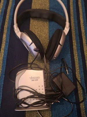 Wired headphones used with broken plastic on left side