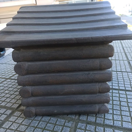 Dog house like new, small/medium size, brown plastic