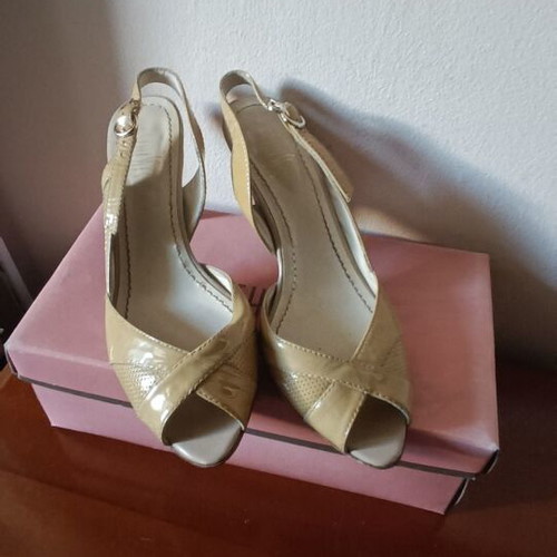 Esthissis sandals used, handmade no 39, beige patent leather