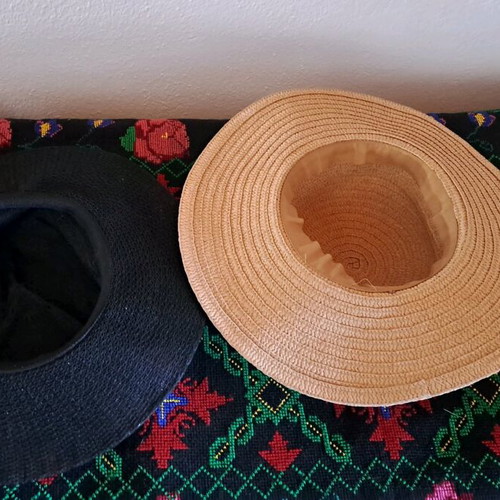 Women’s hats used, straw, size L, set of 2