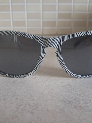 Oakley Frogskin Fingerprint Sunglasses like new, black and white
