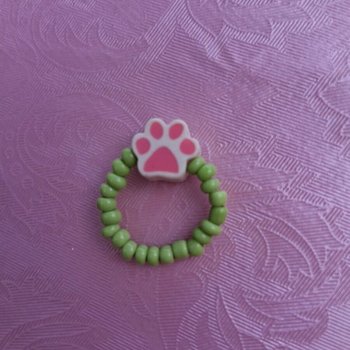 Elastic ring with decorative beads and paw